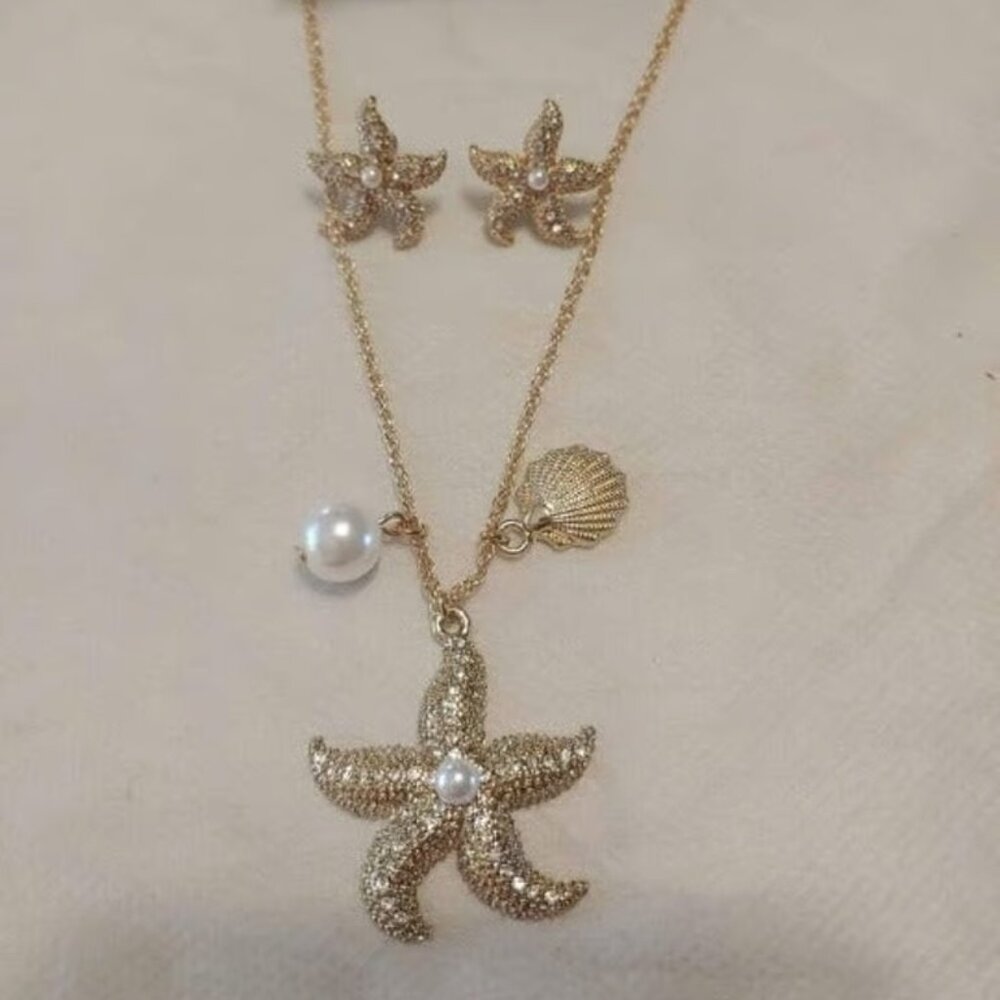 New Avon Shimmering Starfish Necklace and Earring Set Gold tone 27" to 30"